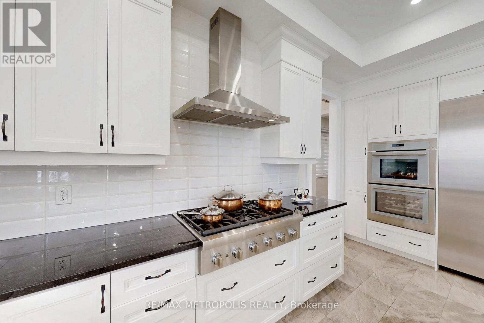 163 Ballantyne Boulevard, Vaughan, ON - Indoor Photo Showing Kitchen With Upgraded Kitchen