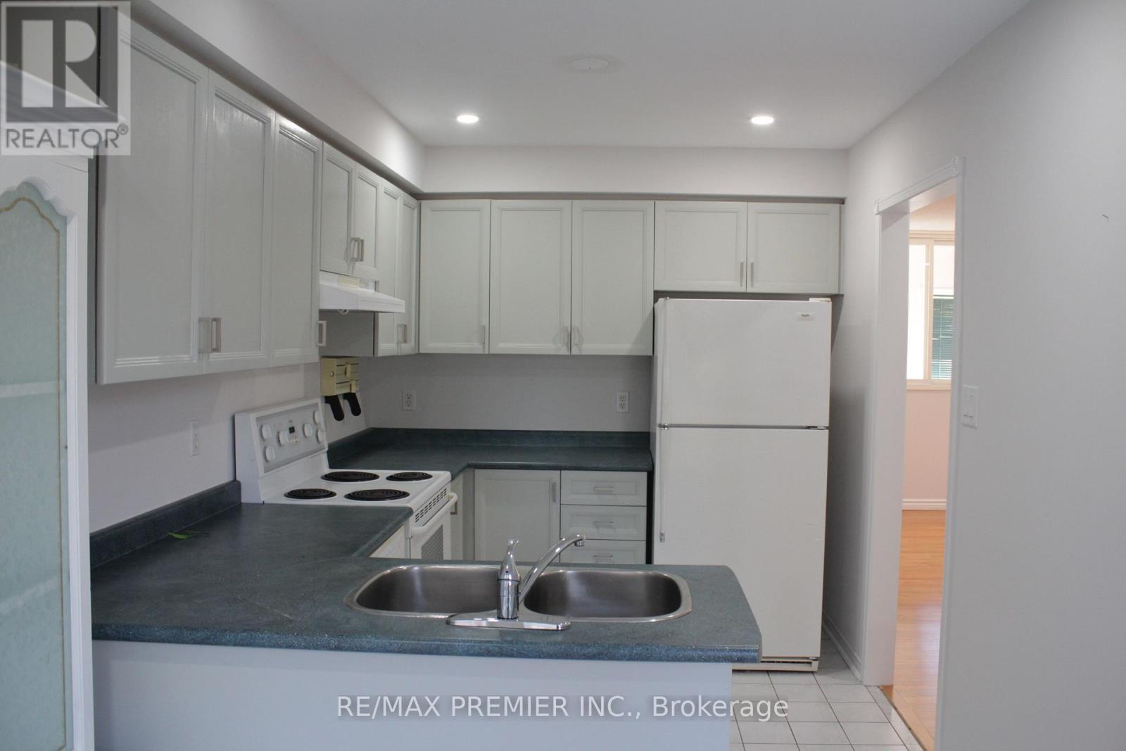 164 Royal Valley Drive, Caledon, ON - Indoor Photo Showing Kitchen With Double Sink