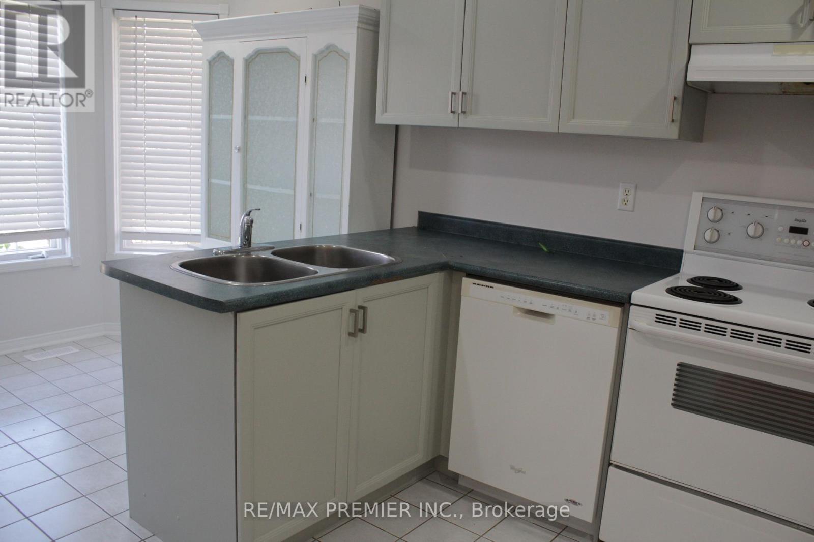 164 Royal Valley Drive, Caledon, ON - Indoor Photo Showing Kitchen With Double Sink