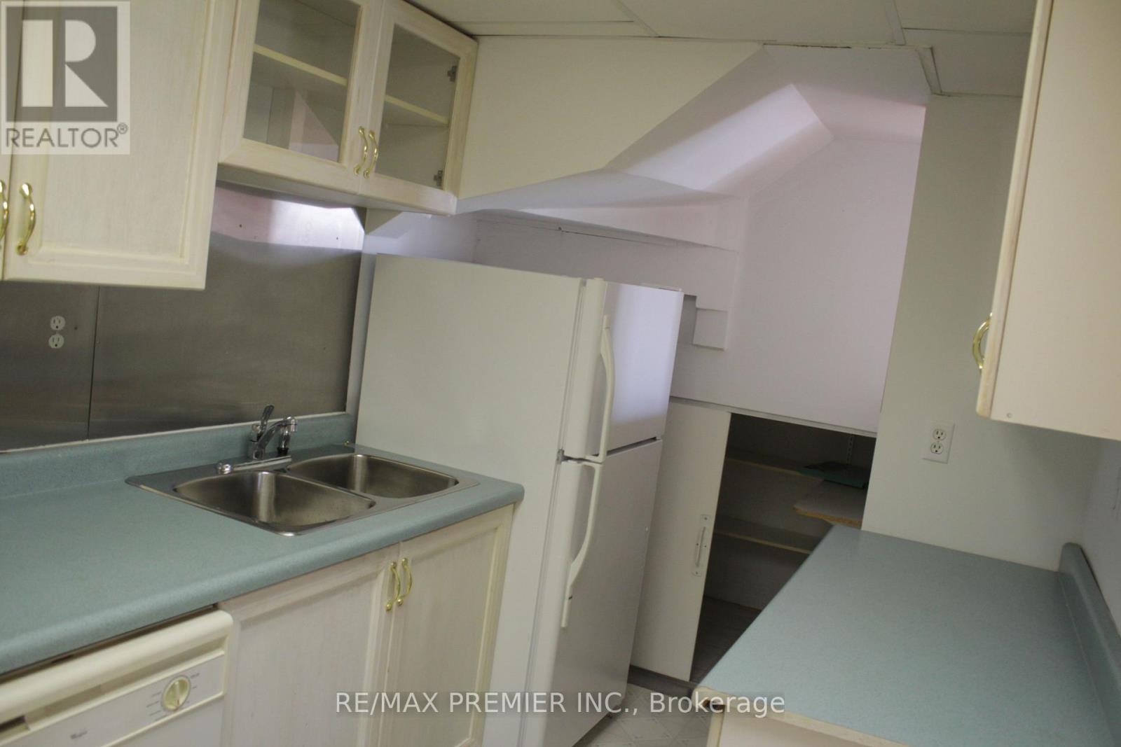 164 Royal Valley Drive, Caledon, ON - Indoor Photo Showing Kitchen With Double Sink