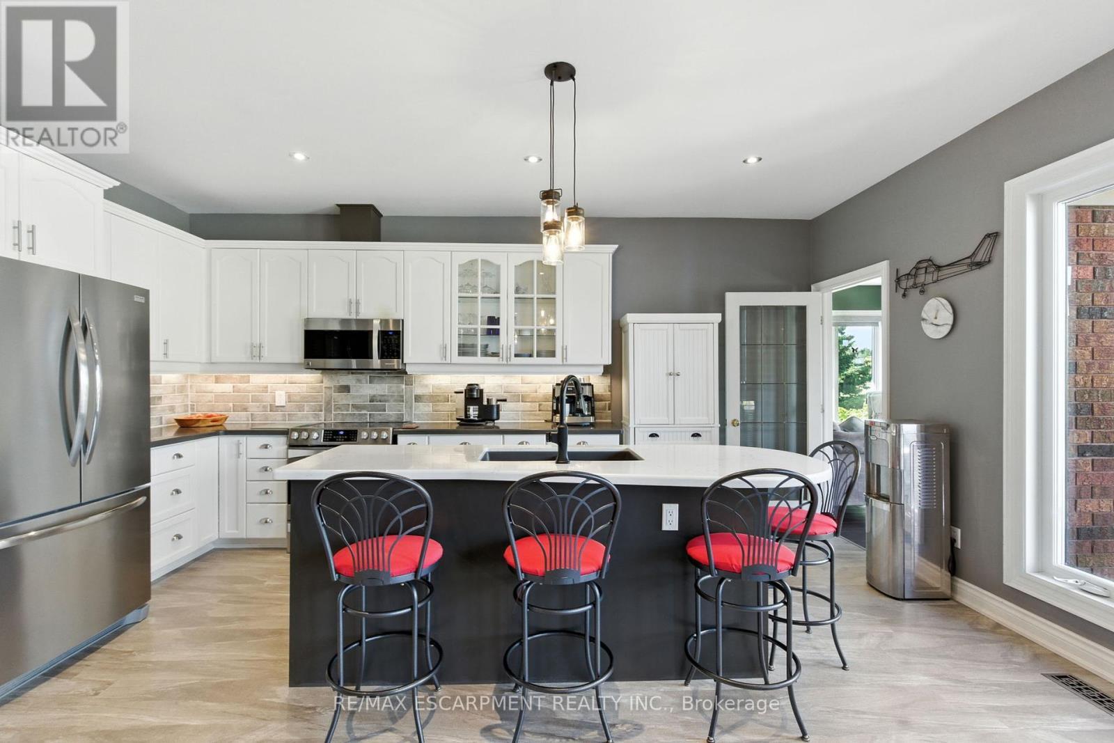 10 Featherstone Avenue, Haldimand, ON - Indoor Photo Showing Kitchen With Upgraded Kitchen