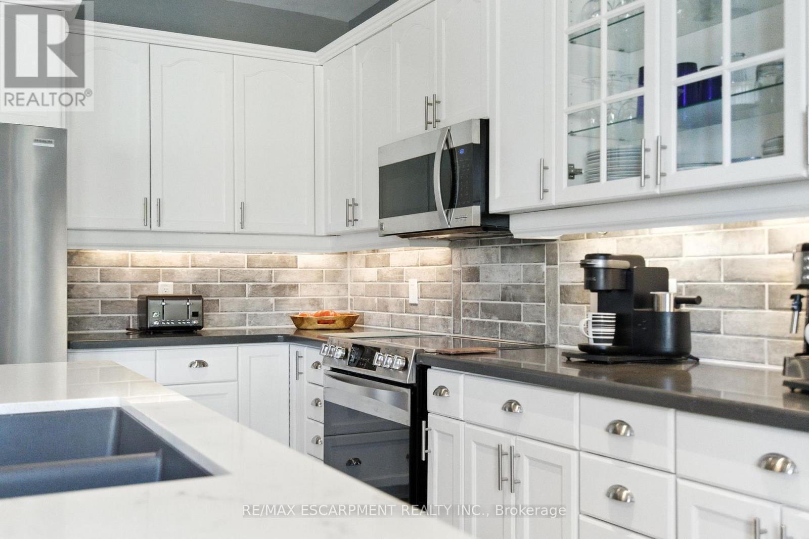 10 Featherstone Avenue, Haldimand, ON - Indoor Photo Showing Kitchen With Double Sink With Upgraded Kitchen