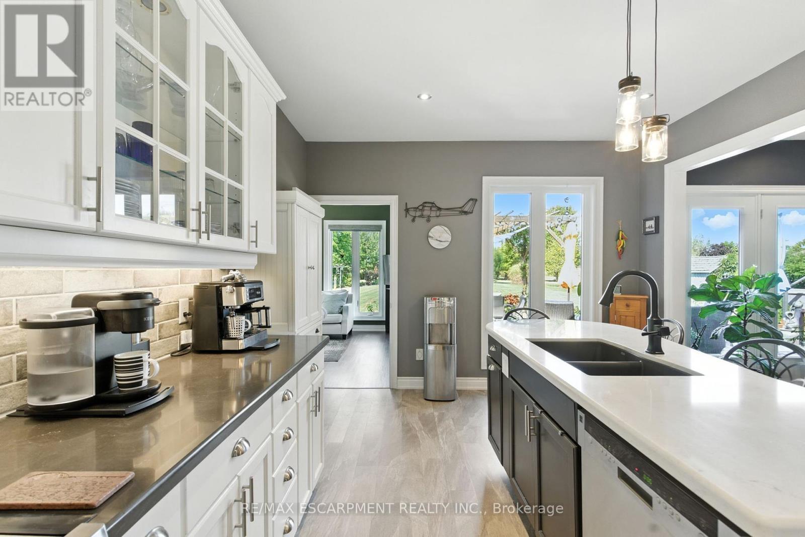 10 Featherstone Avenue, Haldimand, ON - Indoor Photo Showing Kitchen With Double Sink With Upgraded Kitchen