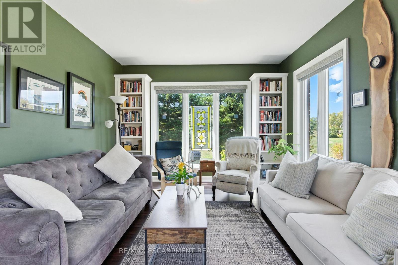 10 Featherstone Avenue, Haldimand, ON - Indoor Photo Showing Living Room
