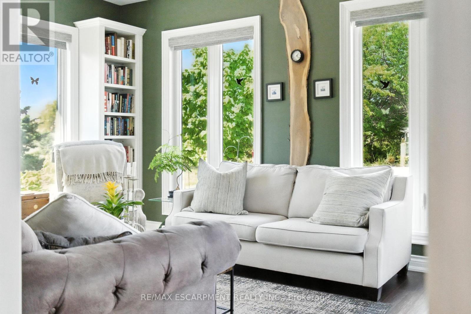 10 Featherstone Avenue, Haldimand, ON - Indoor Photo Showing Living Room