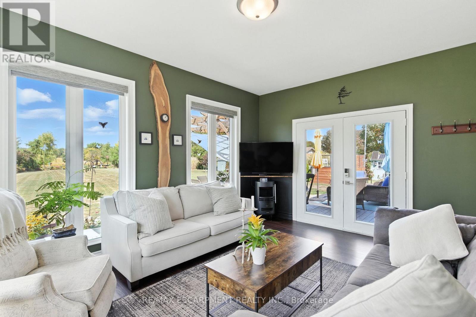 10 Featherstone Avenue, Haldimand, ON - Indoor Photo Showing Living Room