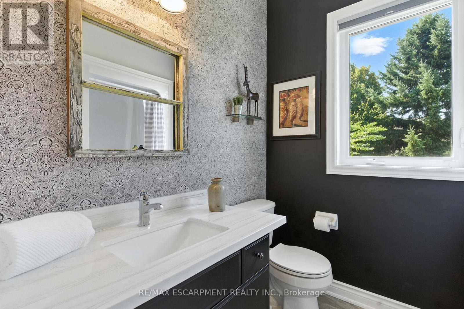 10 Featherstone Avenue, Haldimand, ON - Indoor Photo Showing Bathroom