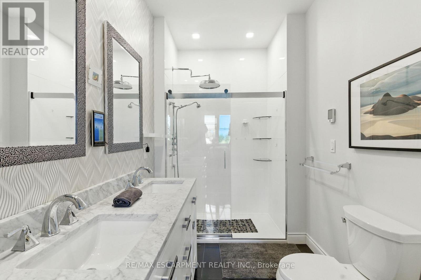 10 Featherstone Avenue, Haldimand, ON - Indoor Photo Showing Bathroom