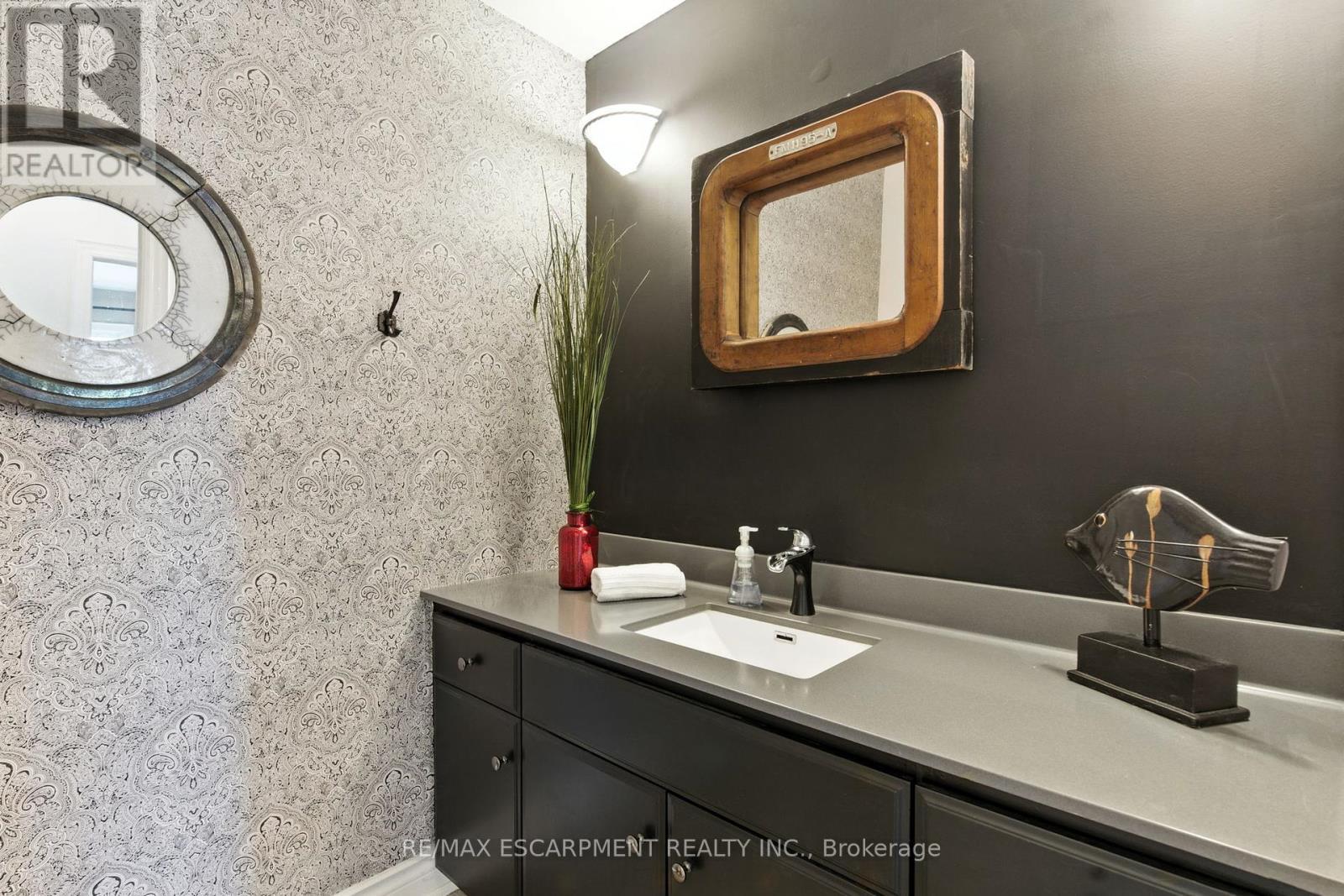 10 Featherstone Avenue, Haldimand, ON - Indoor Photo Showing Bathroom