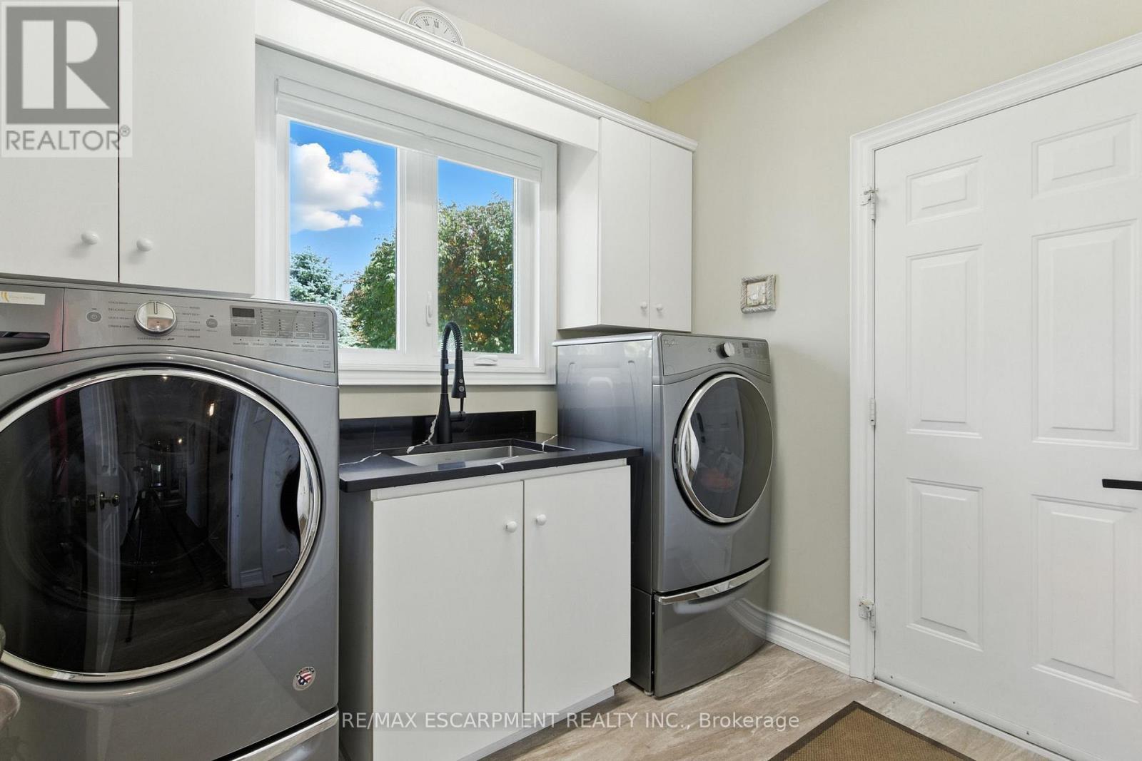 10 Featherstone Avenue, Haldimand, ON - Indoor Photo Showing Laundry Room