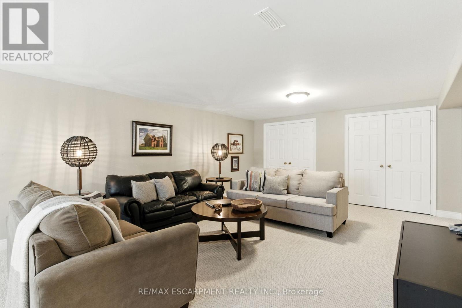 10 Featherstone Avenue, Haldimand, ON - Indoor Photo Showing Living Room