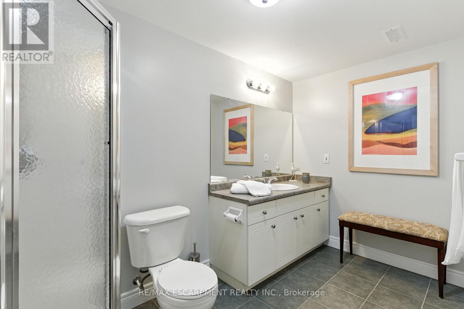10 Featherstone Avenue, Haldimand, ON - Indoor Photo Showing Bathroom