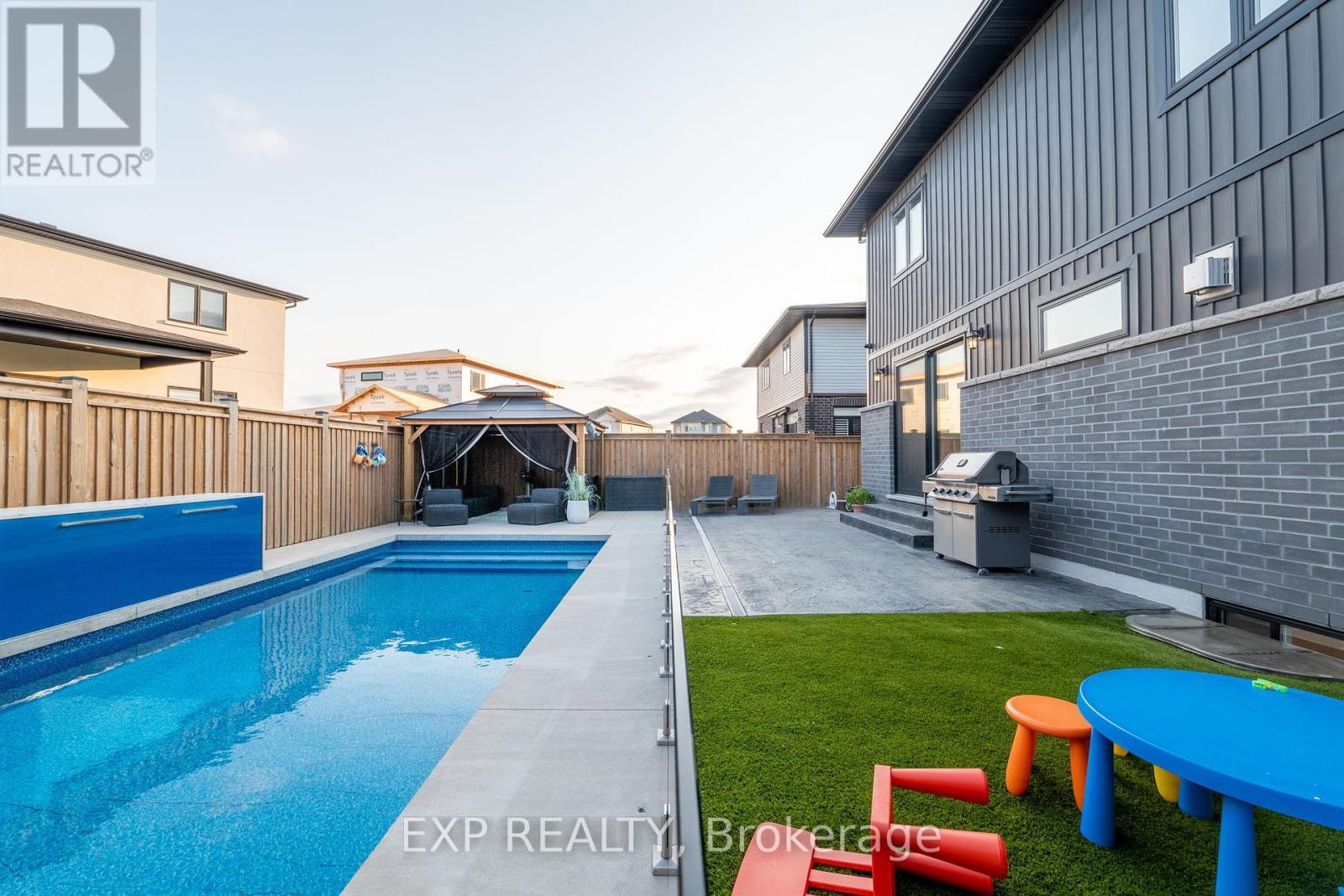 6 Cristallina Drive, Thorold, ON - Outdoor With In Ground Pool With Exterior