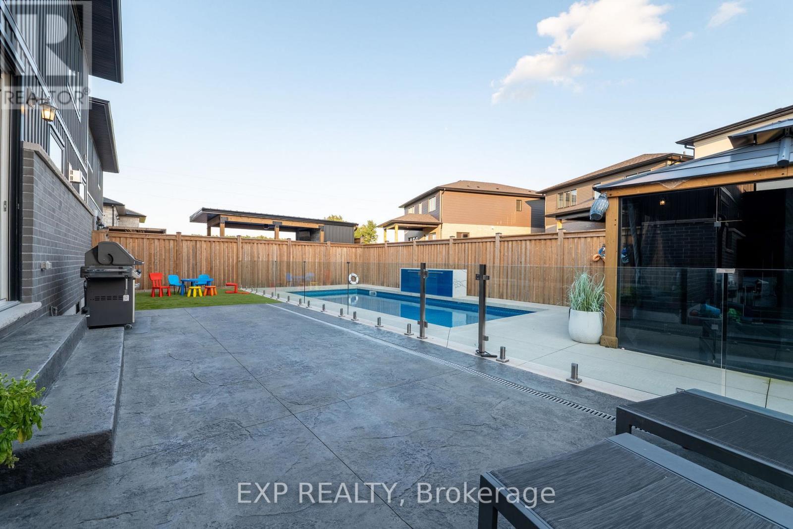 6 Cristallina Drive, Thorold, ON - Outdoor With In Ground Pool