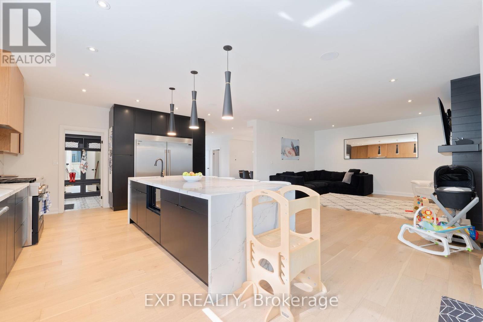 6 Cristallina Drive, Thorold, ON - Indoor Photo Showing Kitchen With Upgraded Kitchen