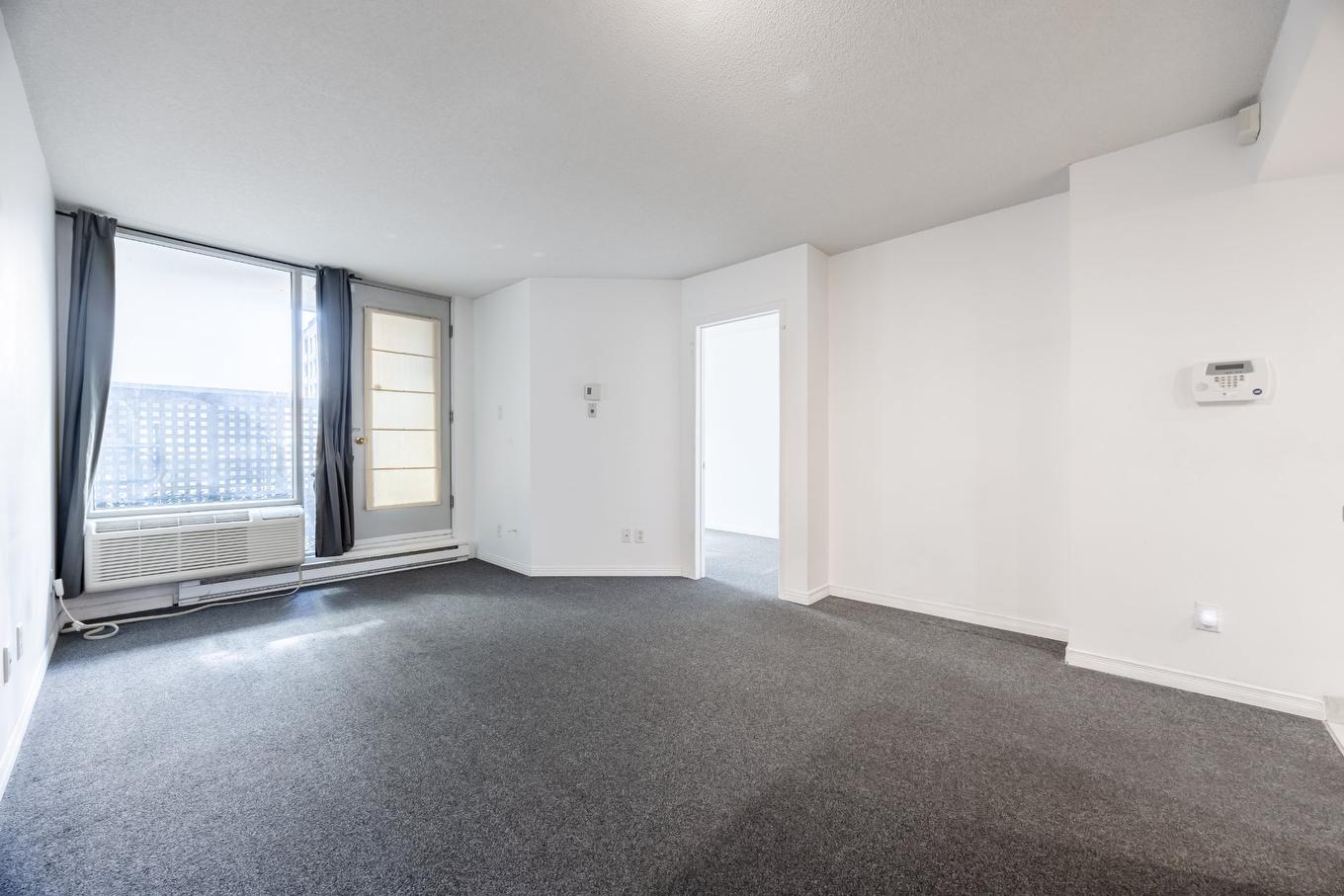 Salon - 158-98 Rue Charlotte, Montréal (Ville-Marie), QC - Indoor Photo Showing Other Room