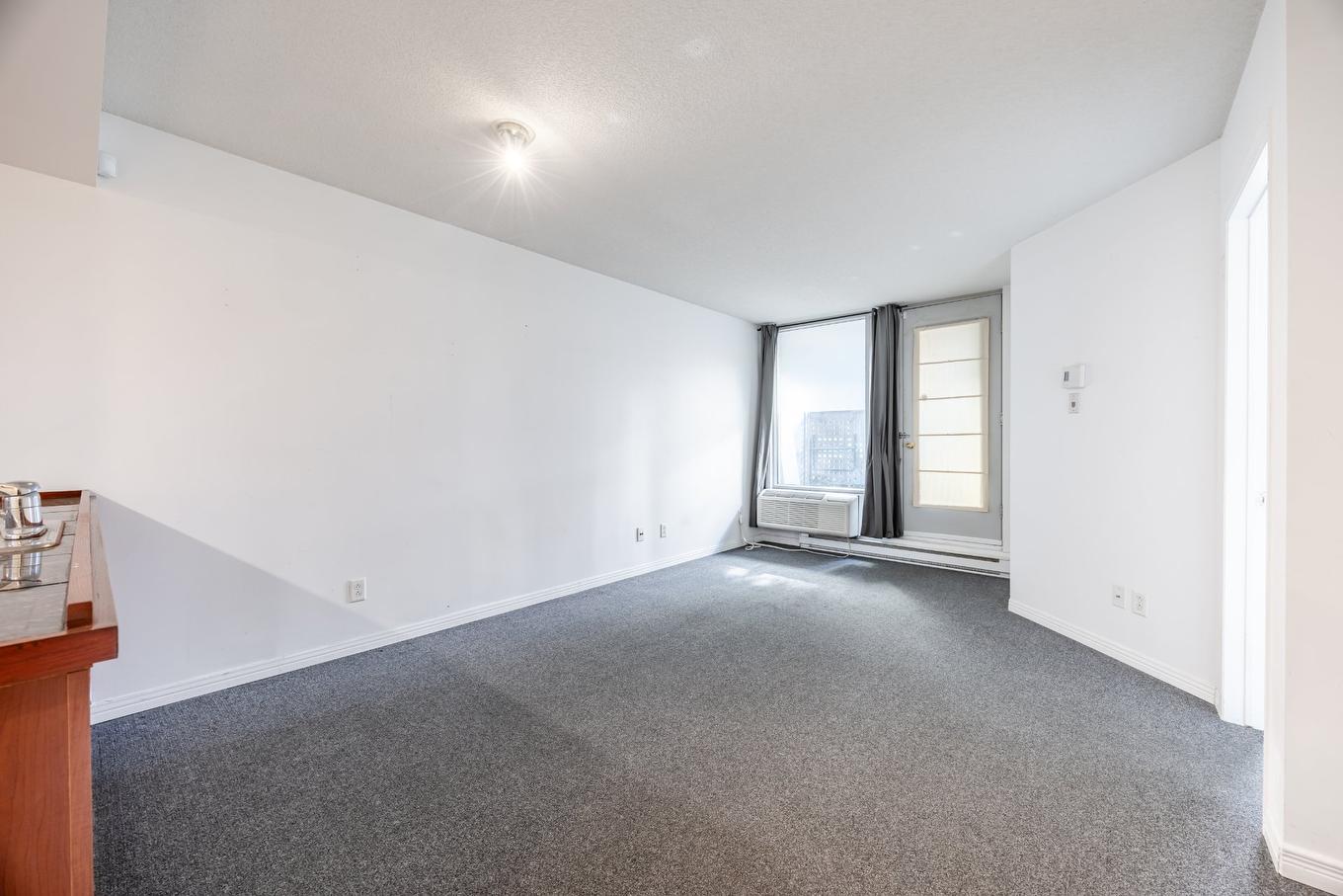 Salon - 158-98 Rue Charlotte, Montréal (Ville-Marie), QC - Indoor Photo Showing Other Room