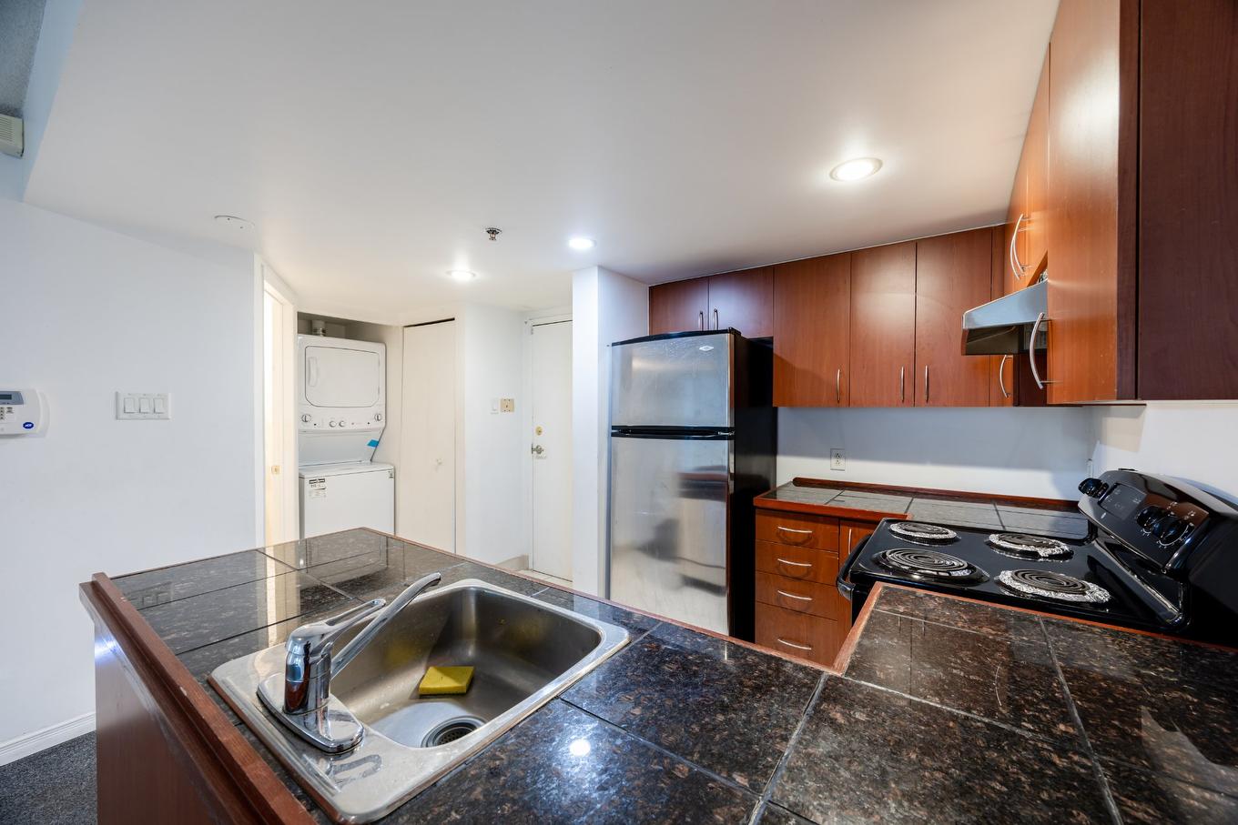 Cuisine - 158-98 Rue Charlotte, Montréal (Ville-Marie), QC - Indoor Photo Showing Kitchen