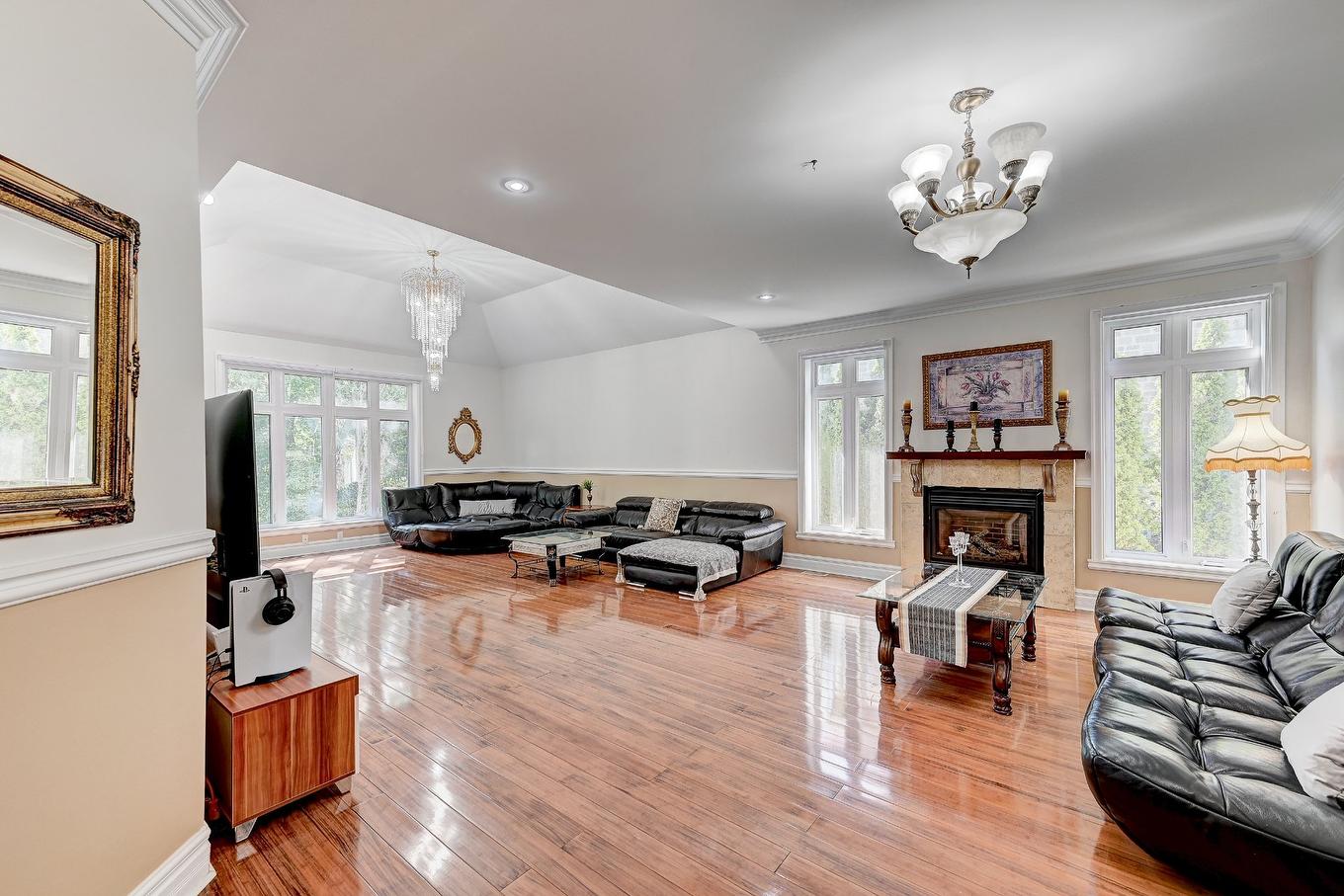 Salle familiale - 136 Rue Jean-De Ronceray, Carignan, QC - Indoor Photo Showing Living Room With Fireplace