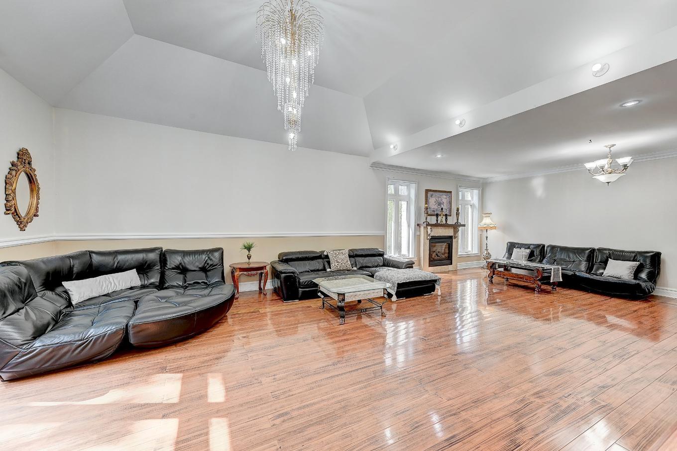 Salle familiale - 136 Rue Jean-De Ronceray, Carignan, QC - Indoor With Fireplace