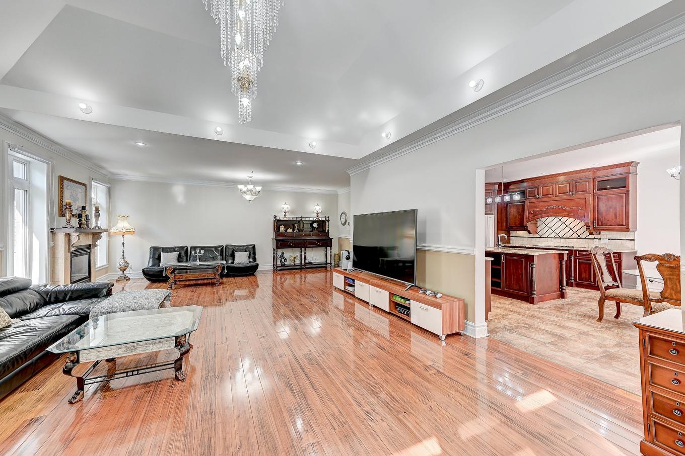 Salle familiale - 136 Rue Jean-De Ronceray, Carignan, QC - Indoor Photo Showing Living Room