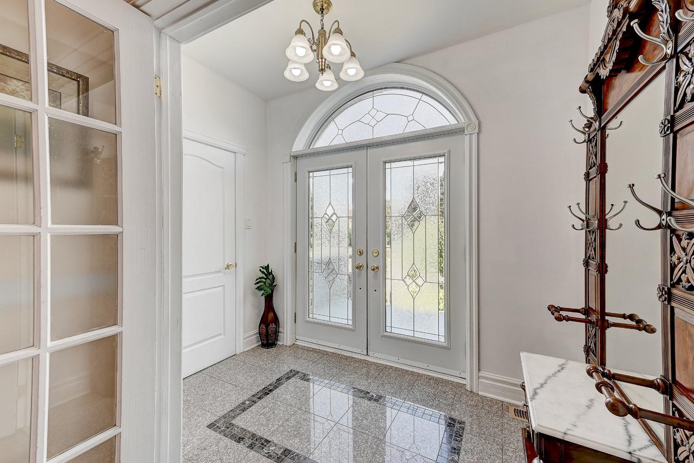 Hall d'entrée/Vestibule - 136 Rue Jean-De Ronceray, Carignan, QC - Indoor Photo Showing Other Room