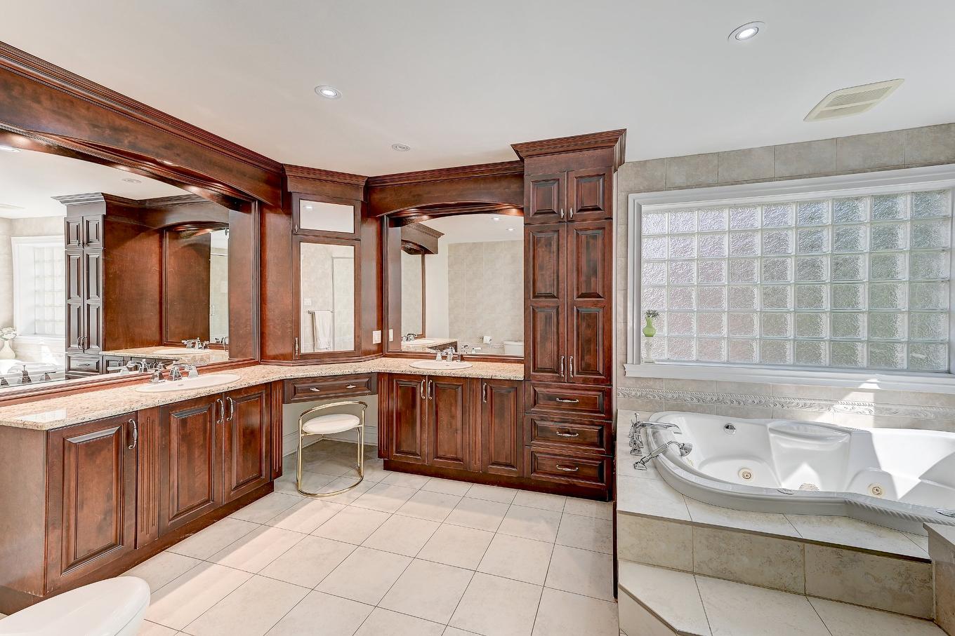 Salle de bains attenante à la CCP - 136 Rue Jean-De Ronceray, Carignan, QC - Indoor Photo Showing Bathroom