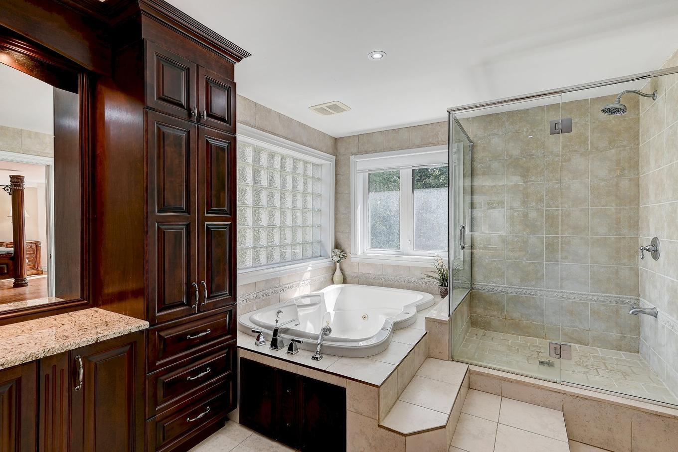 Salle de bains attenante à la CCP - 136 Rue Jean-De Ronceray, Carignan, QC - Indoor Photo Showing Bathroom