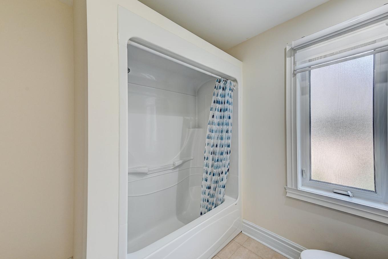 Salle de bains - 136 Rue Jean-De Ronceray, Carignan, QC - Indoor Photo Showing Bathroom