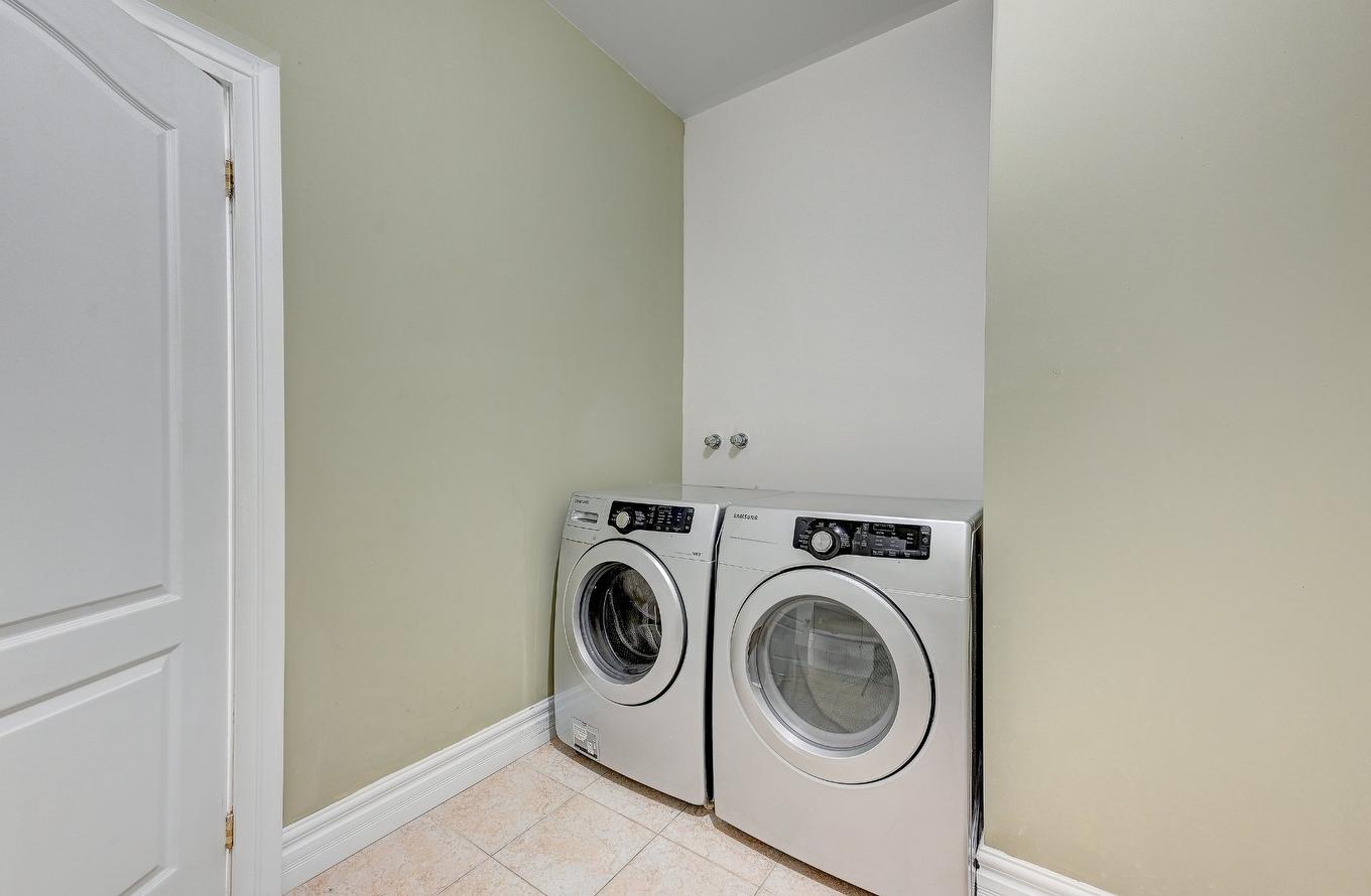 Salle de lavage - 136 Rue Jean-De Ronceray, Carignan, QC - Indoor Photo Showing Laundry Room