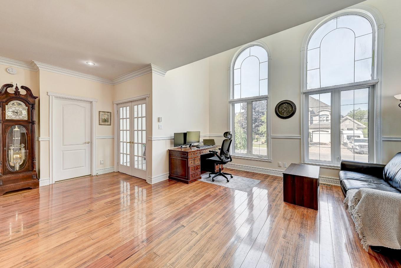 Salon - 136 Rue Jean-De Ronceray, Carignan, QC - Indoor Photo Showing Living Room