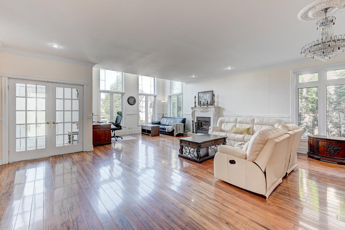 Salon - 136 Rue Jean-De Ronceray, Carignan, QC - Indoor Photo Showing Living Room