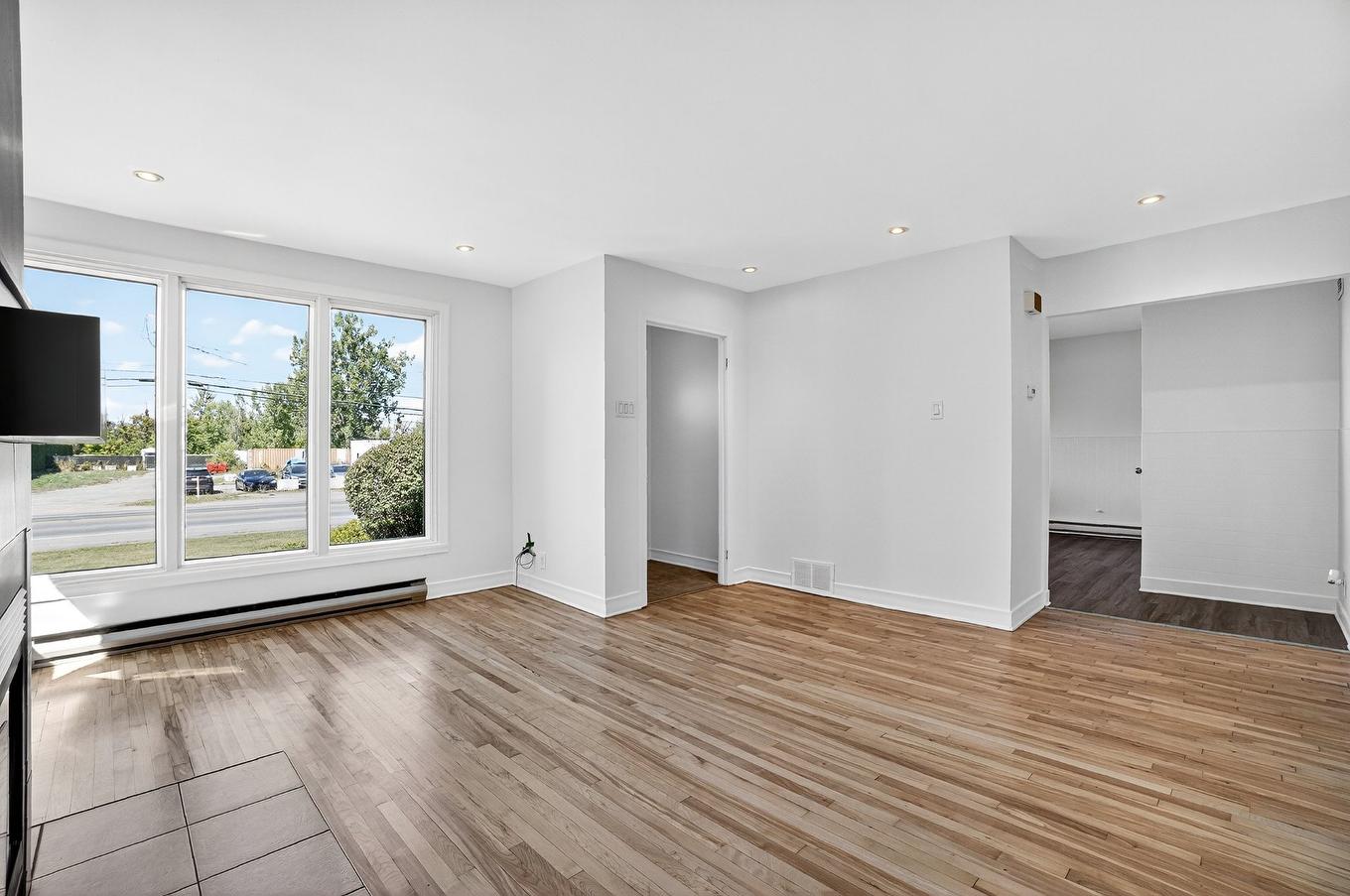 Salon - 898 Boul. Arthur-Sauvé, Saint-Eustache, QC - Indoor