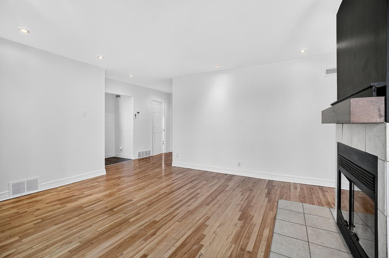 Salon - 898 Boul. Arthur-Sauvé, Saint-Eustache, QC - Indoor Photo Showing Other Room With Fireplace