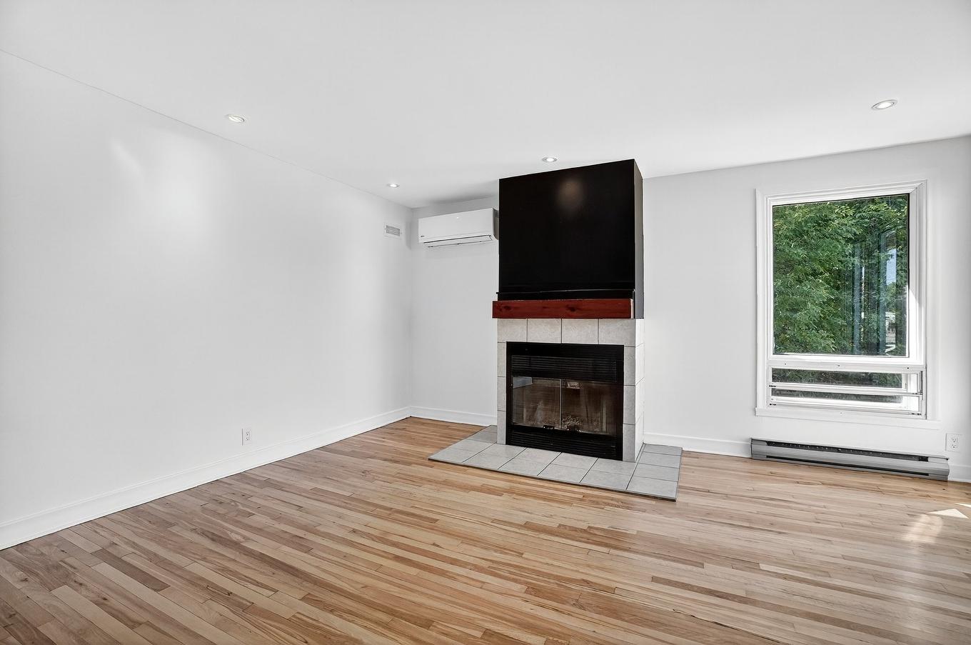 Salon - 898 Boul. Arthur-Sauvé, Saint-Eustache, QC - Indoor Photo Showing Living Room With Fireplace