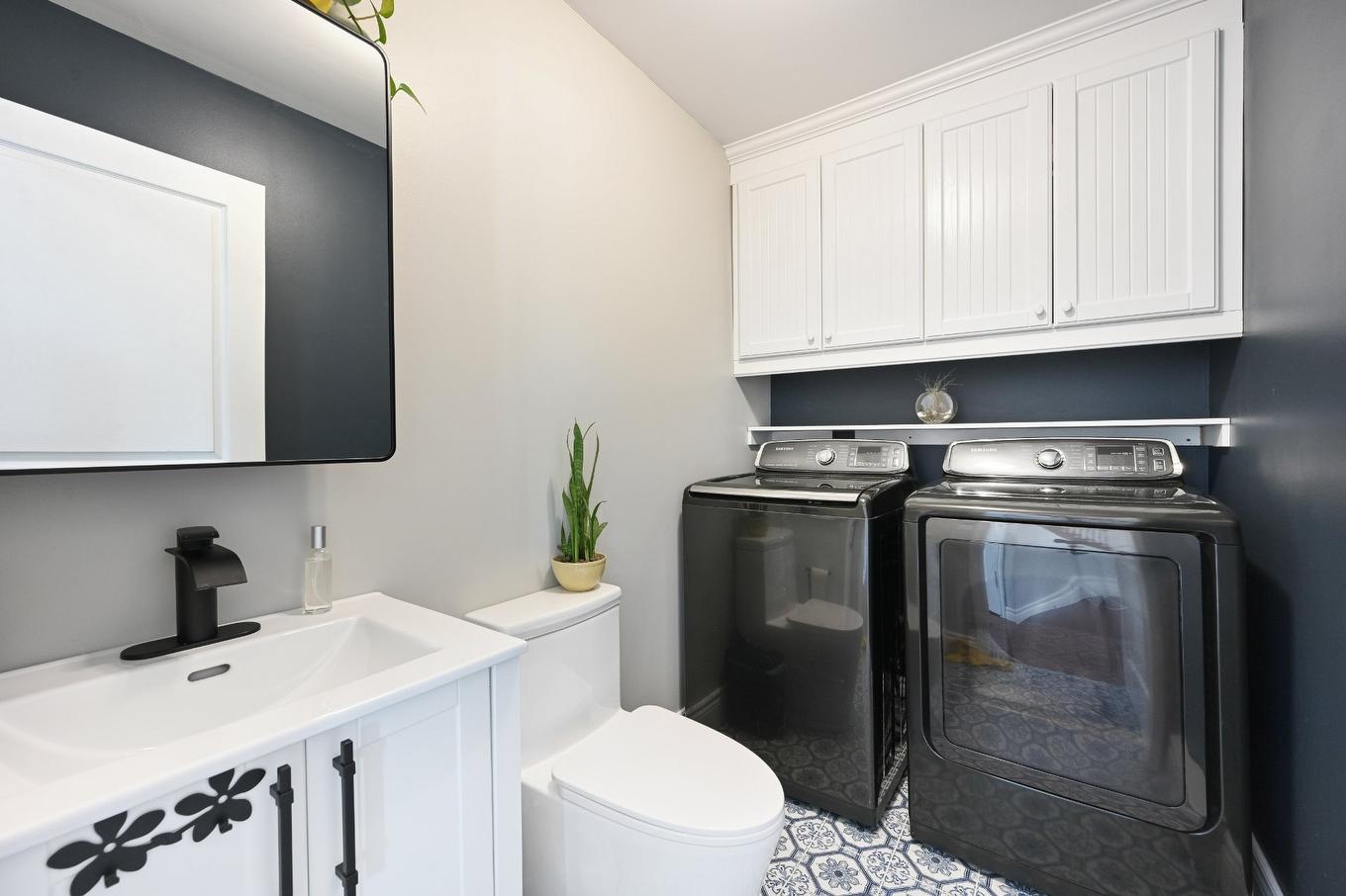 Salle d'eau - 52 Rue De Lourtel, Saint-Jean-Sur-Richelieu, QC - Indoor Photo Showing Laundry Room