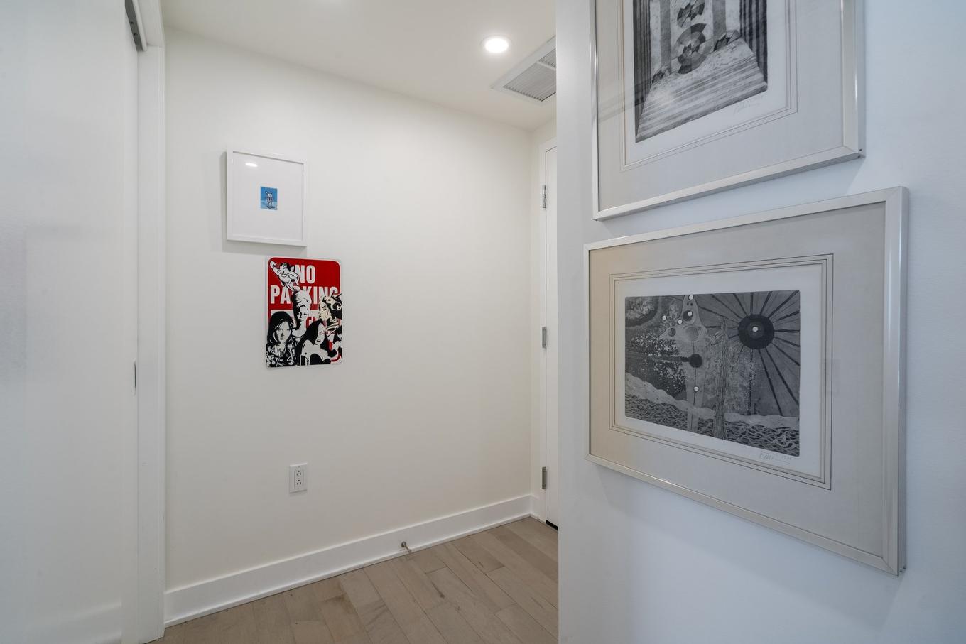 Hall - 413-2300 Rue Tupper, Montréal (Ville-Marie), QC - Indoor Photo Showing Other Room