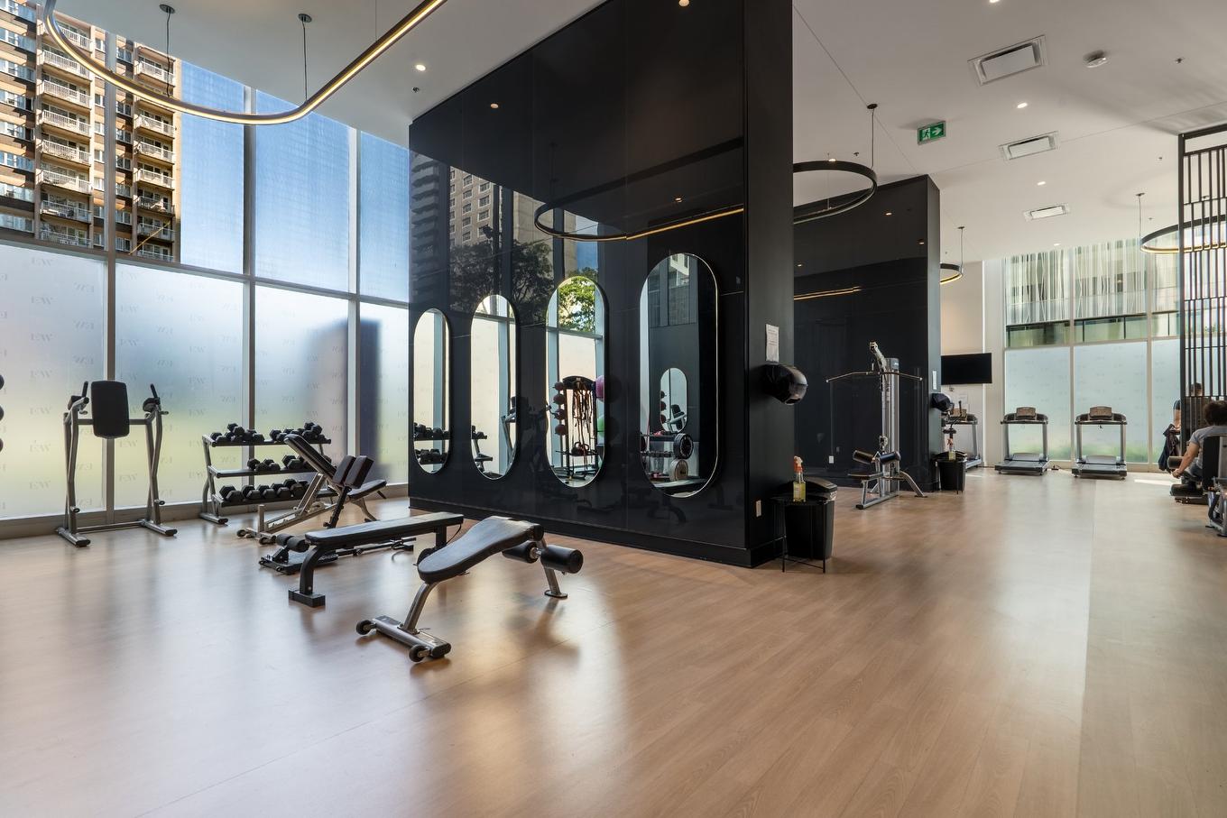 Exercise room - 413-2300 Rue Tupper, Montréal (Ville-Marie), QC - Indoor Photo Showing Gym Room