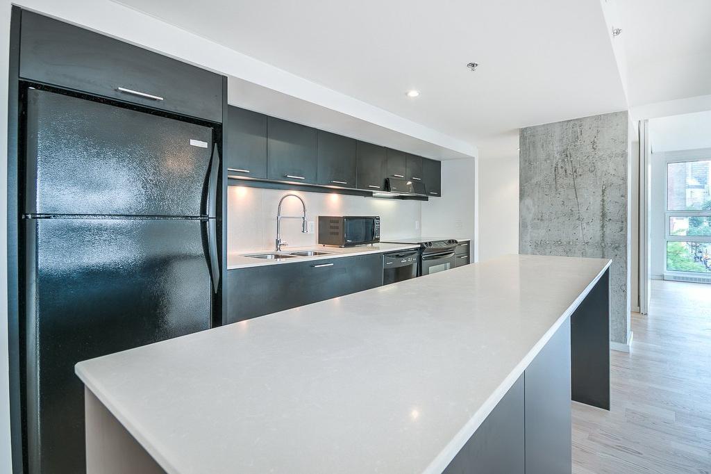 Chambre à coucher principale - 407-350 Boul. De Maisonneuve O., Montréal (Ville-Marie), QC - Indoor Photo Showing Kitchen With Double Sink With Upgraded Kitchen