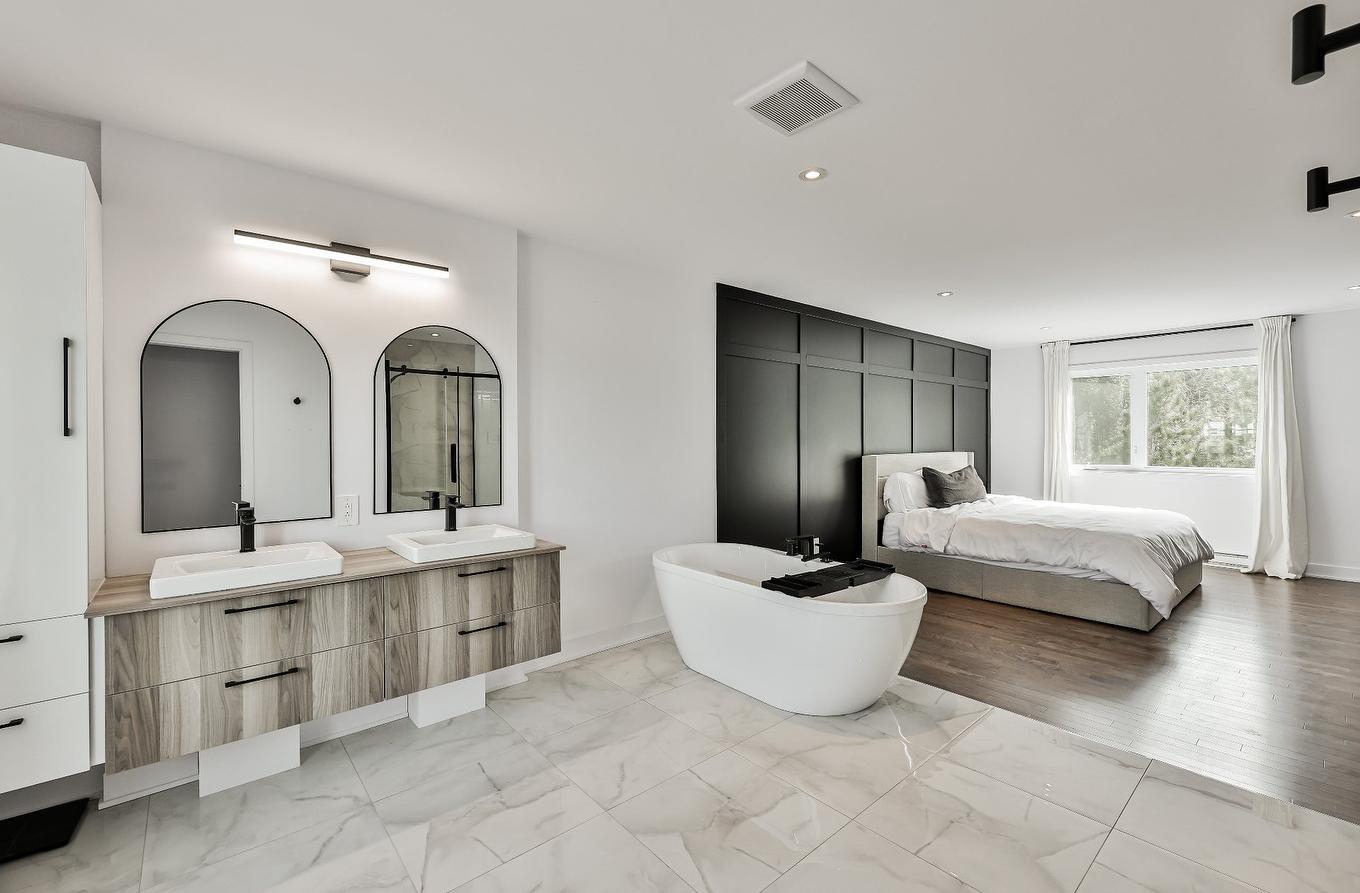 Ensuite bathroom - Rue Des Rêves, Sainte-Julienne, QC - Indoor Photo Showing Bedroom