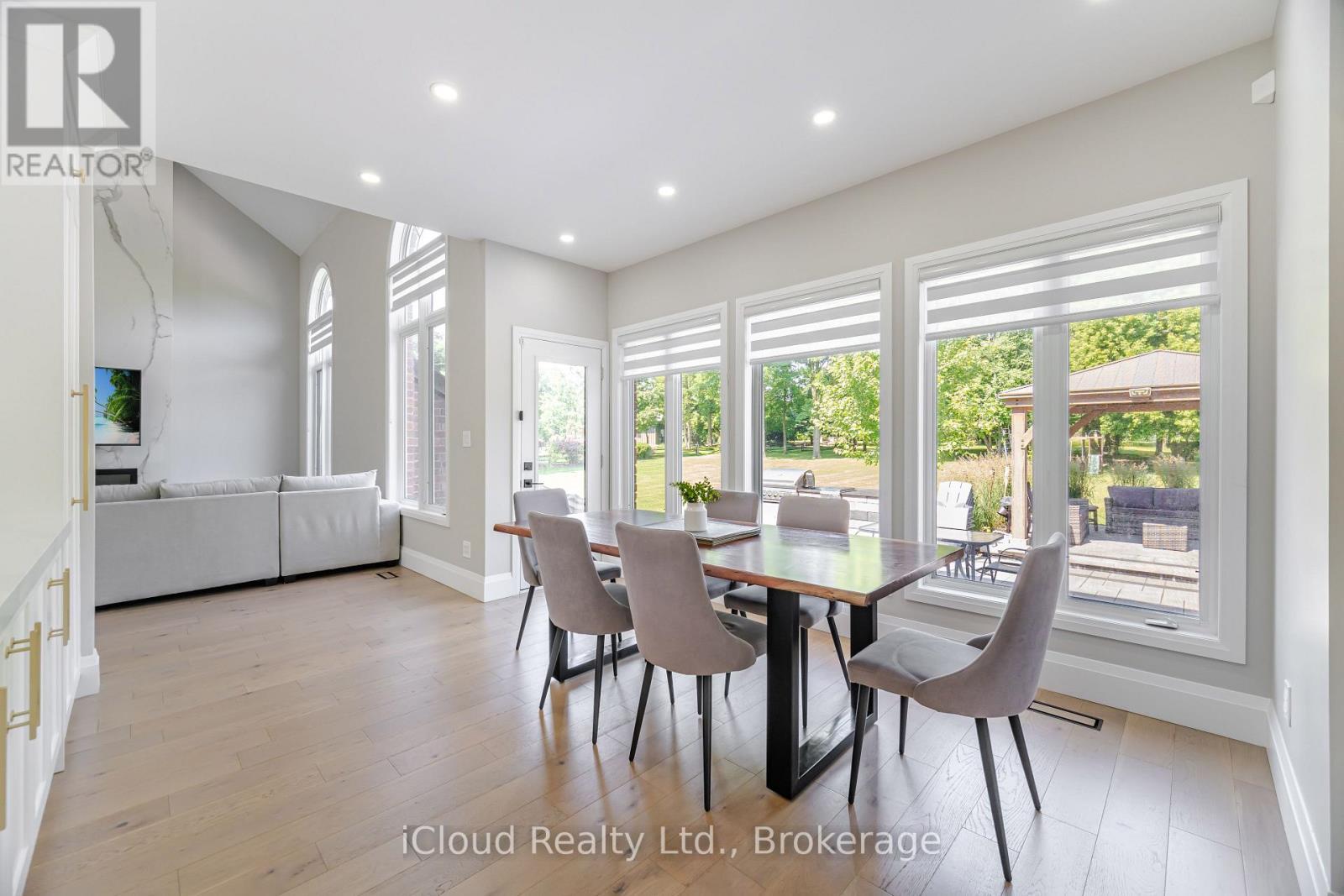 4 Deer View Ridge, Puslinch, ON - Indoor Photo Showing Dining Room