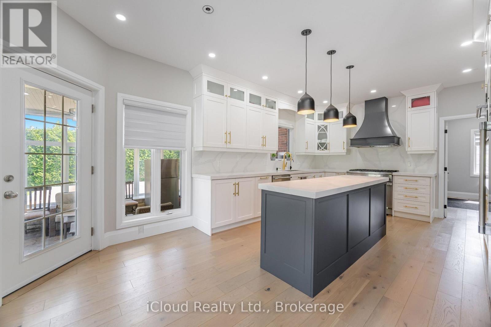 4 Deer View Ridge, Puslinch, ON - Indoor Photo Showing Kitchen With Upgraded Kitchen