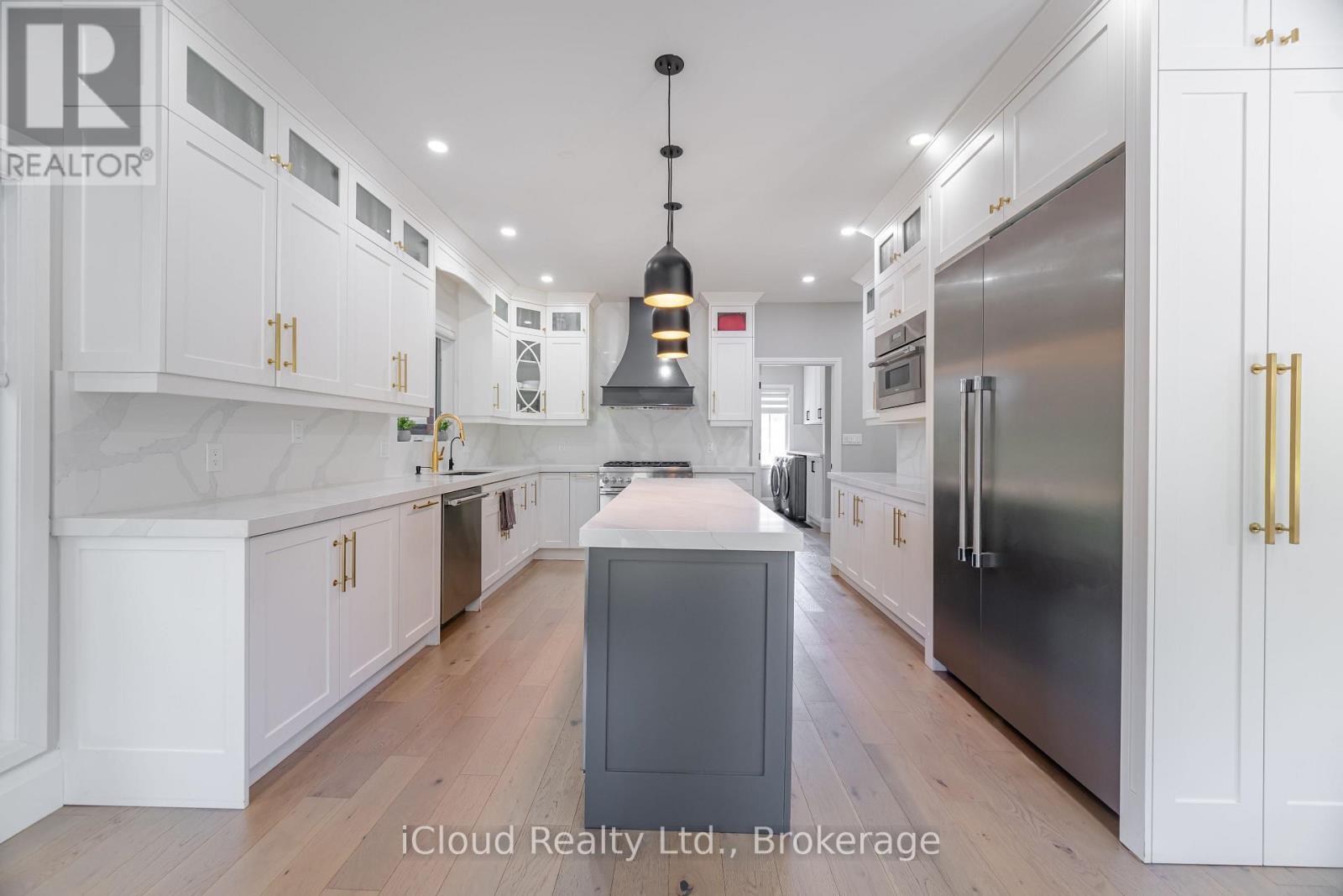 4 Deer View Ridge, Puslinch, ON - Indoor Photo Showing Kitchen With Upgraded Kitchen