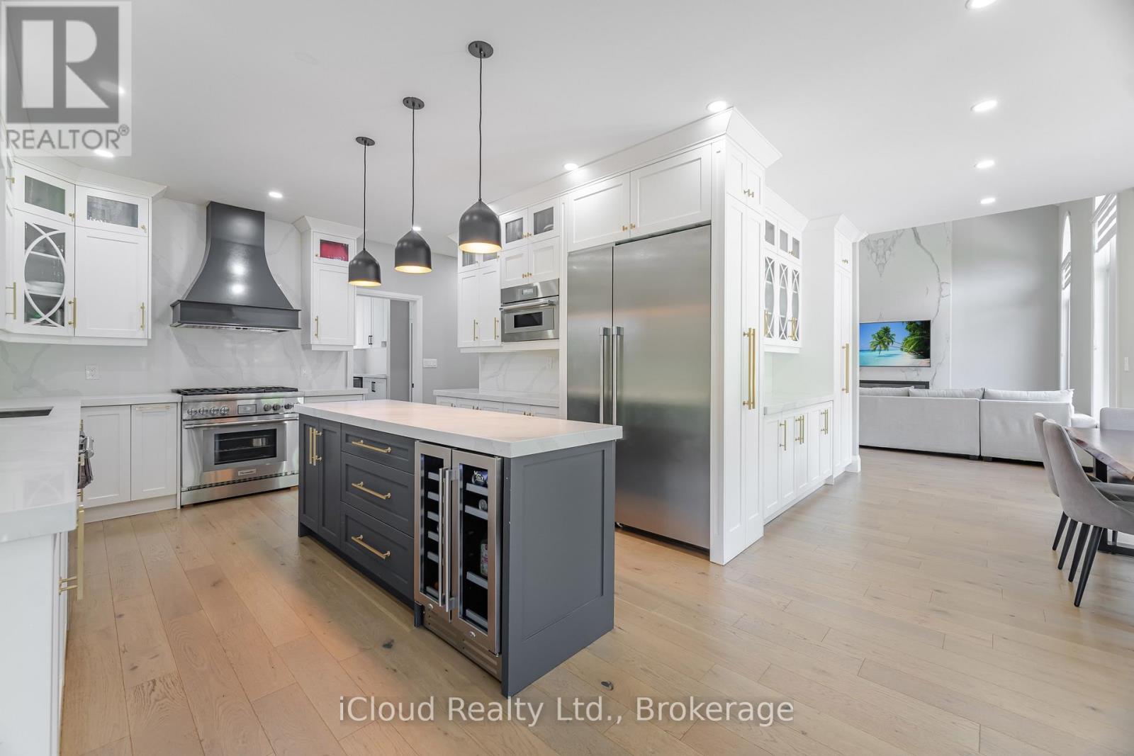 4 Deer View Ridge, Puslinch, ON - Indoor Photo Showing Kitchen With Upgraded Kitchen
