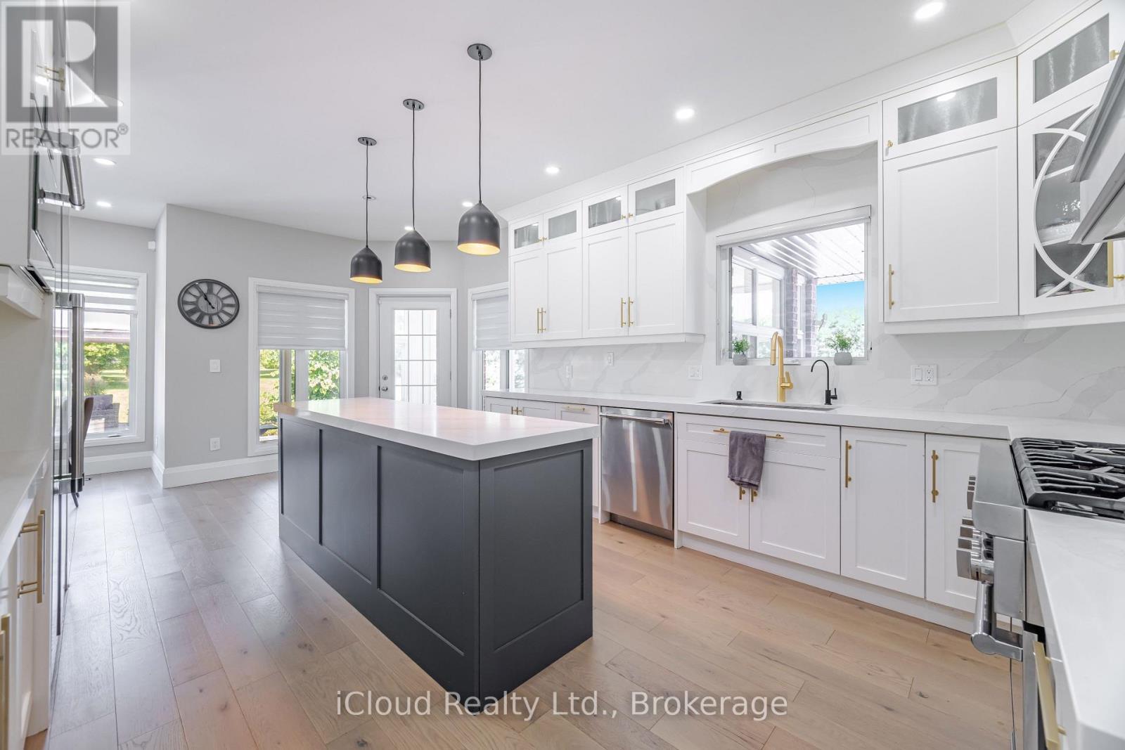 4 Deer View Ridge, Puslinch, ON - Indoor Photo Showing Kitchen With Upgraded Kitchen