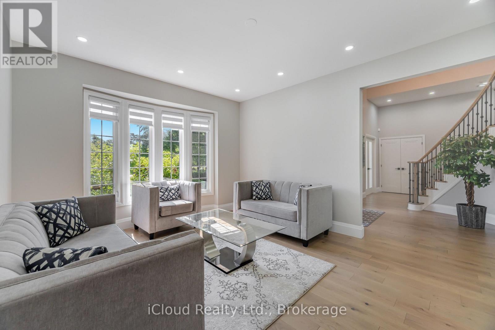 4 Deer View Ridge, Puslinch, ON - Indoor Photo Showing Living Room