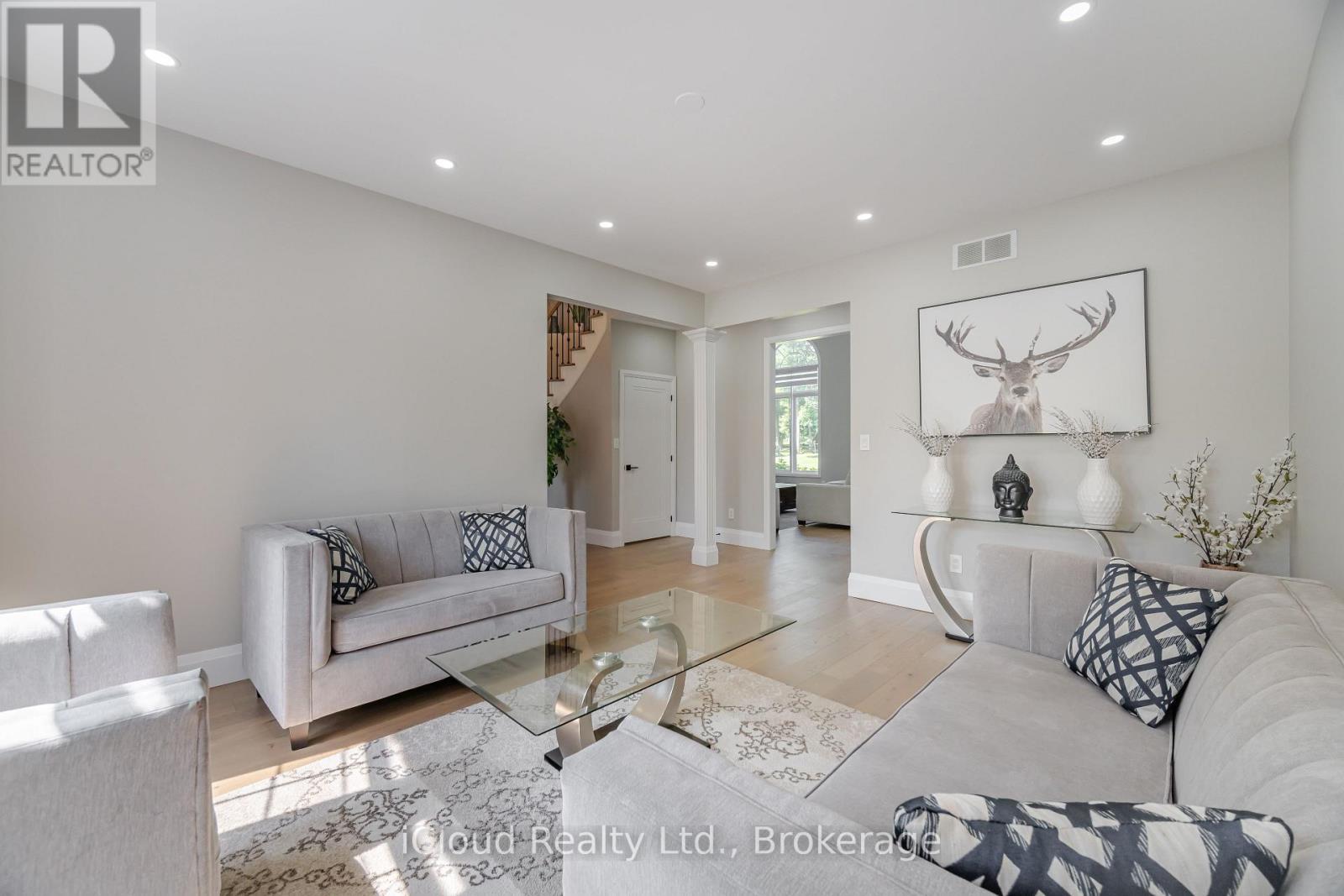 4 Deer View Ridge, Puslinch, ON - Indoor Photo Showing Living Room