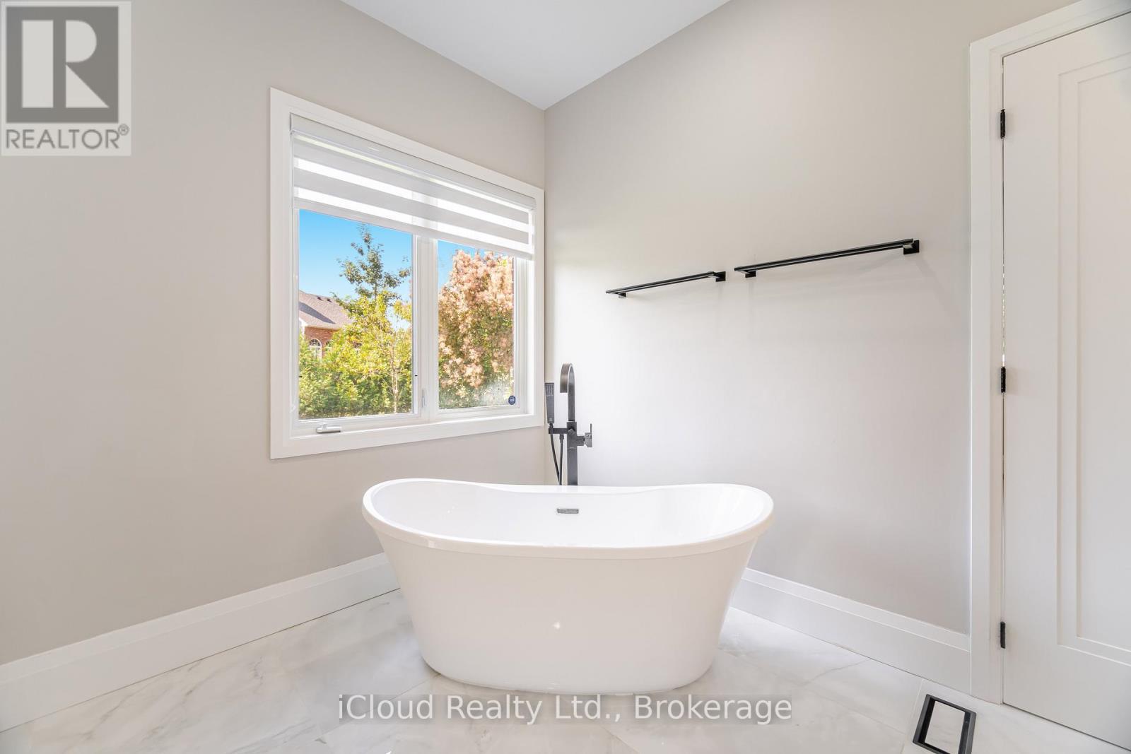 4 Deer View Ridge, Puslinch, ON - Indoor Photo Showing Bathroom