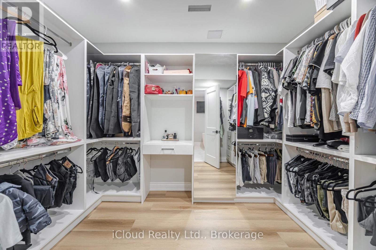 4 Deer View Ridge, Puslinch, ON - Indoor With Storage