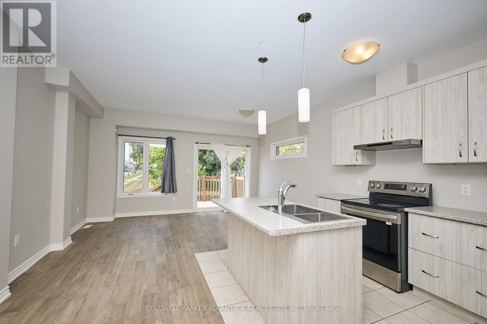 324 Louise Street, Welland (Lincoln/Crowland), ON - Indoor Photo Showing Kitchen With Double Sink With Upgraded Kitchen